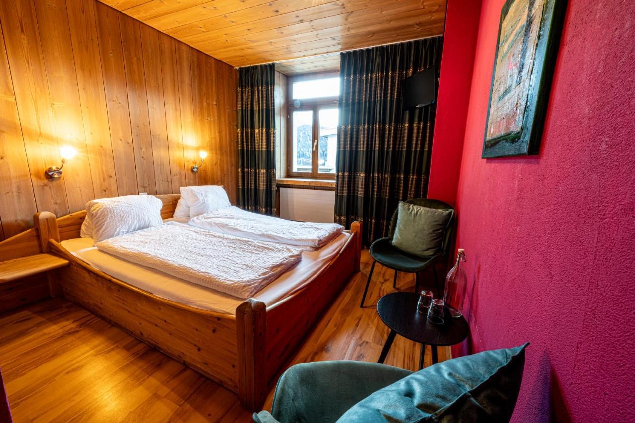 Curuna Hotel-Garni B&B Скуоль Екстер'єр фото