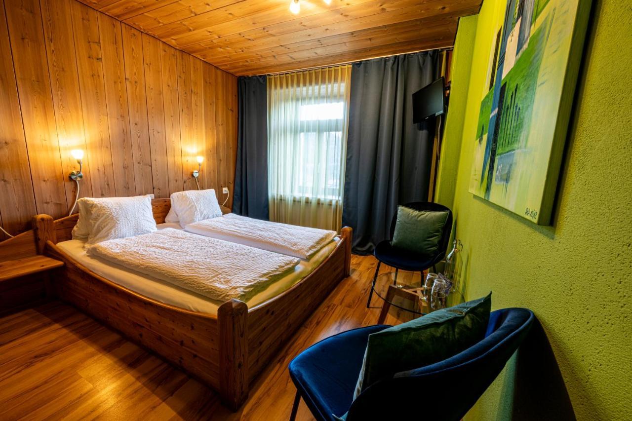 Curuna Hotel-Garni B&B Скуоль Екстер'єр фото