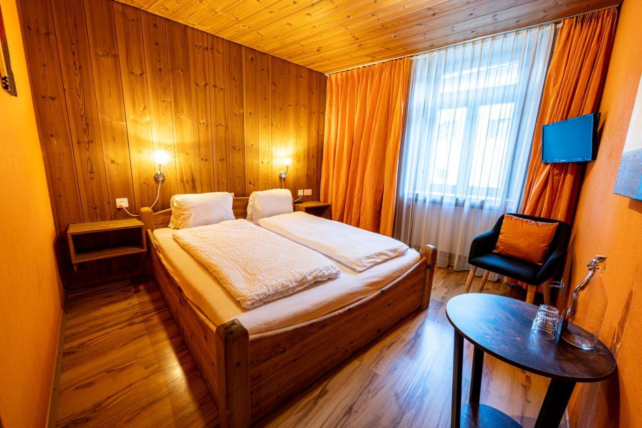 Curuna Hotel-Garni B&B Скуоль Екстер'єр фото