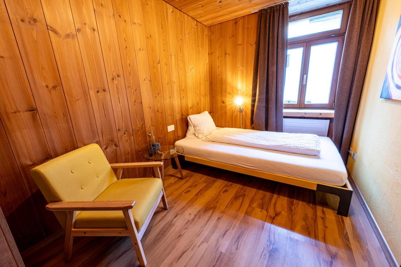 Curuna Hotel-Garni B&B Скуоль Екстер'єр фото
