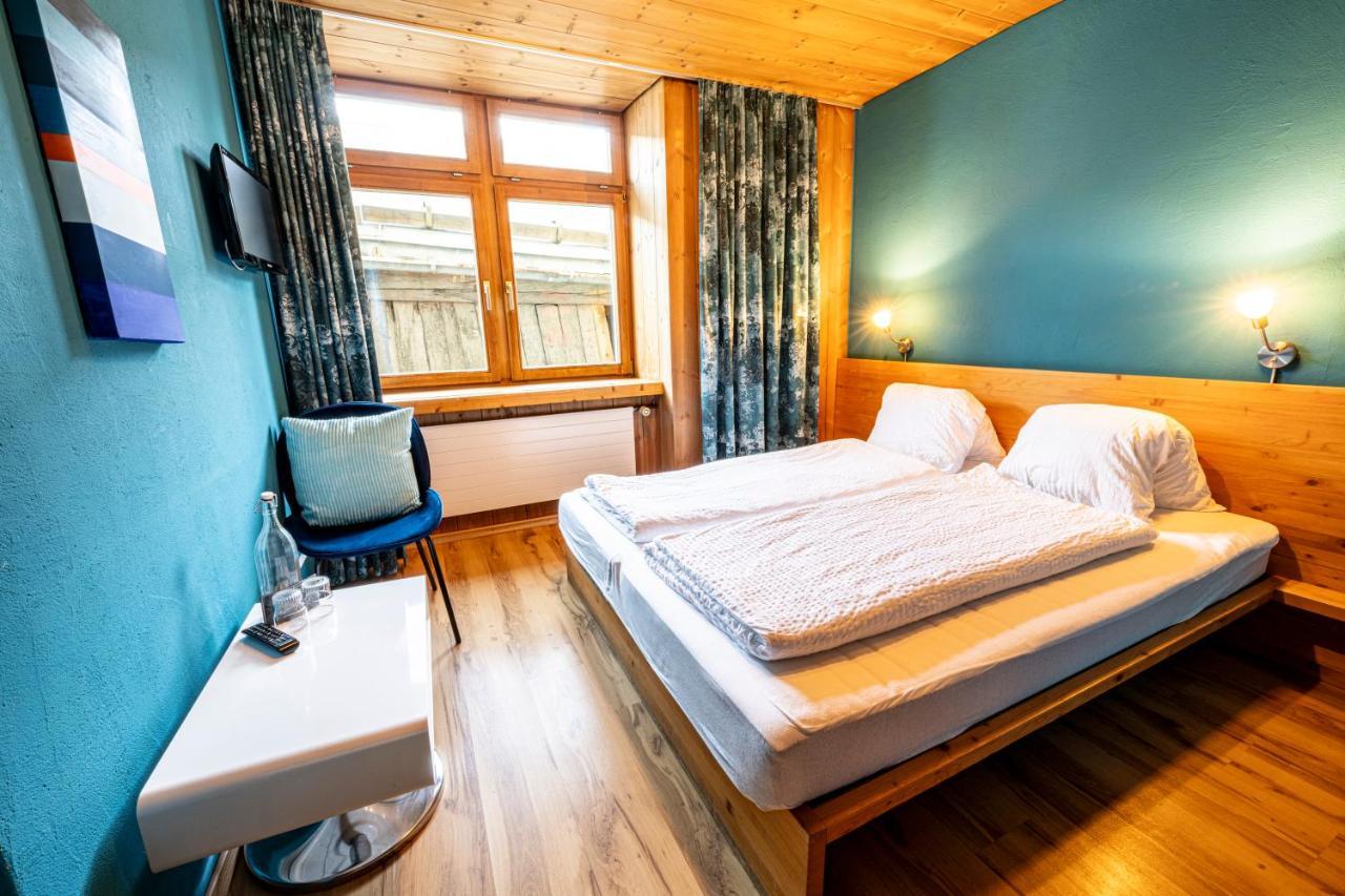 Curuna Hotel-Garni B&B Скуоль Екстер'єр фото