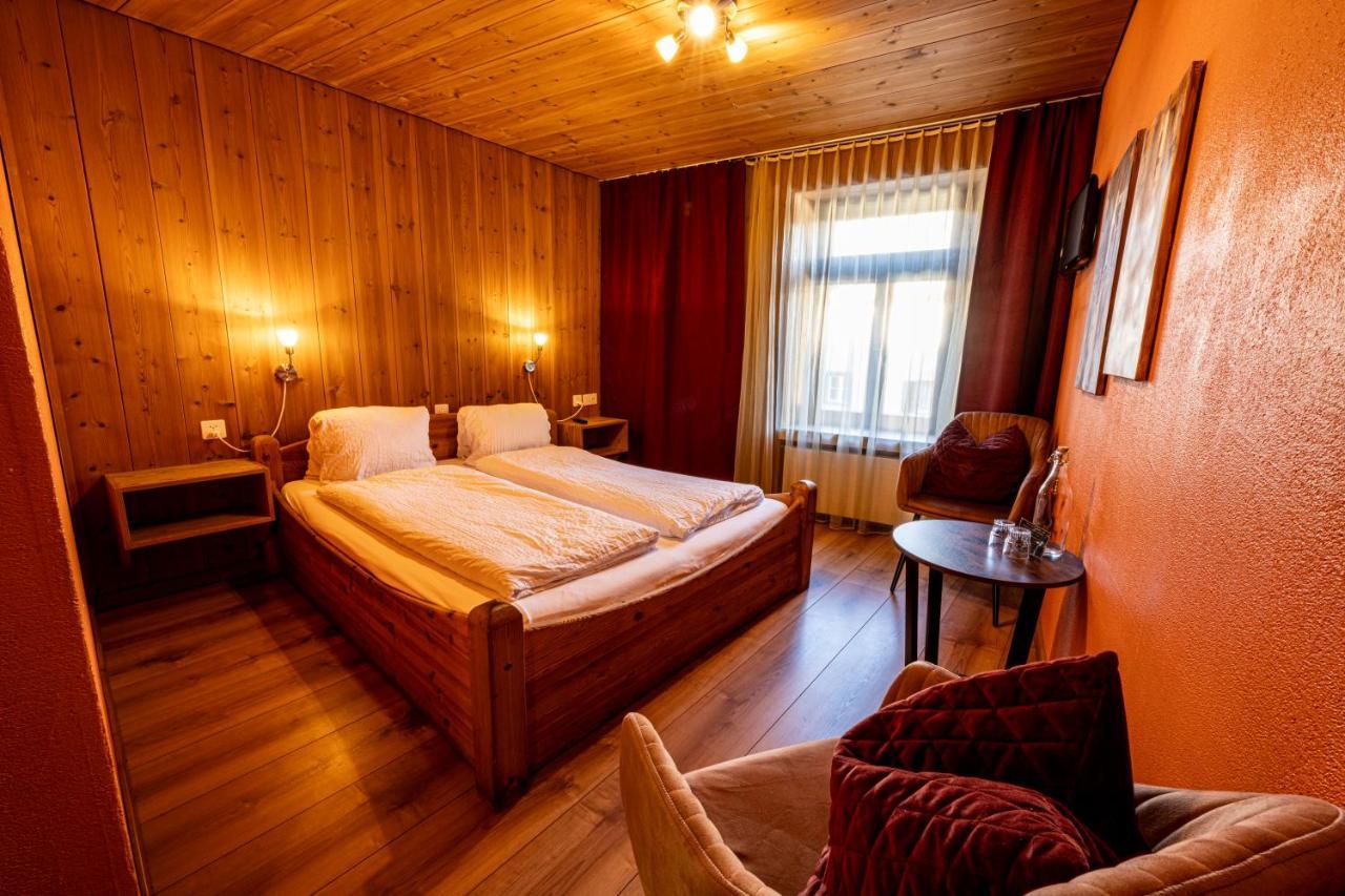 Curuna Hotel-Garni B&B Скуоль Екстер'єр фото