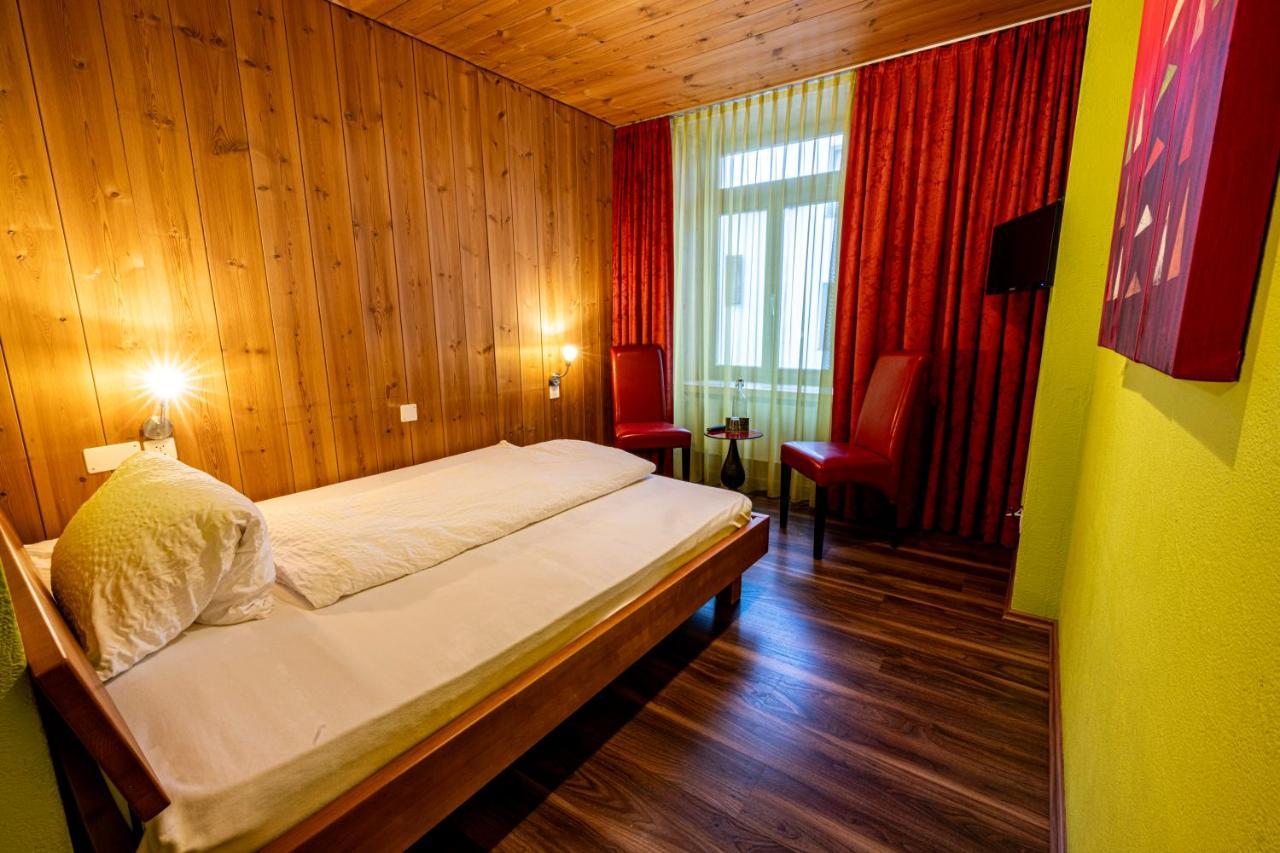 Curuna Hotel-Garni B&B Скуоль Екстер'єр фото